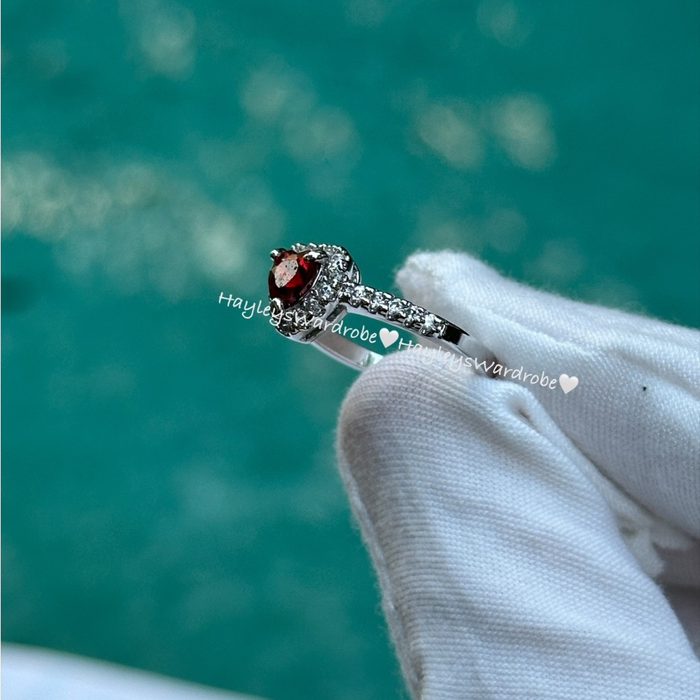 Pandora Elevated Red Heart Ring
Sterling silver - Picture 2 of 5